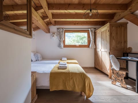 Bed, Bedroom, towels