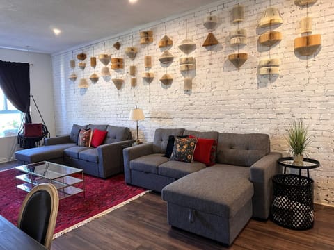 Bonjour MTL Luxe Loft 3BR with 3 on-suite in Historic Plateau Apartment in Laval