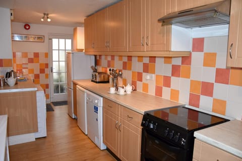 Newquay Escape, 5 spacious ensuite bedrooms & parking- Simplycheckin Casa in Newquay