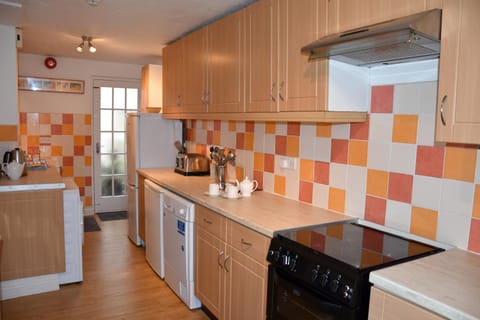 Newquay Escape, 5 spacious ensuite bedrooms & parking- Simplycheckin Maison in Newquay