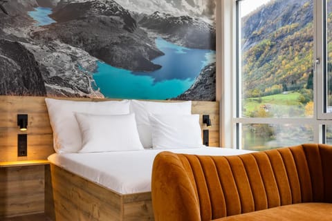 Bed, Natural landscape, Photo of the whole room, Seating area, Lake view, Mountain view, River view