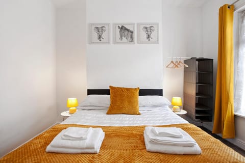 Staywhenever LS- 4 Bedroom House, King Size Beds, Sleeps 9 Maison in Stoke-on-Trent