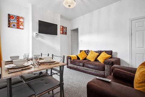 Staywhenever LS- 4 Bedroom House, King Size Beds, Sleeps 9 House in Stoke-on-Trent