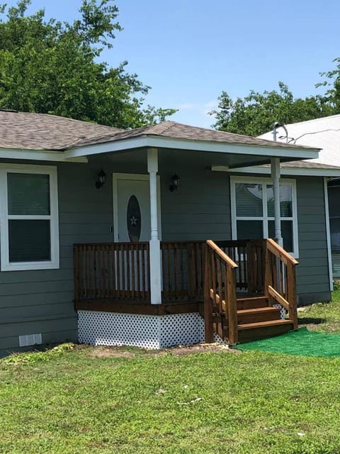 Downtown Contemporary yet Cozy Fun House in San Antonio