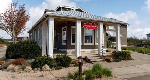 Awave From It All - Oyhut Bay Seaside Village House in Ocean Shores