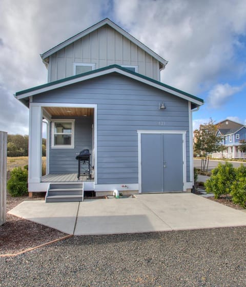 Sandy Feet and Doggy Treats - Oyhut Bay Seaside Village House in Ocean Shores