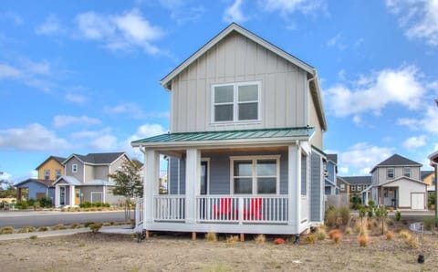 Sandy Feet and Doggy Treats - Oyhut Bay Seaside Village House in Ocean Shores