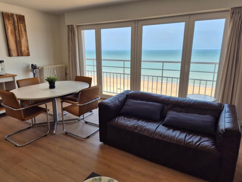 Natural landscape, View (from property/room), Balcony/Terrace, Seating area, Dining area, Sea view