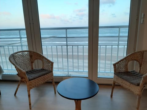 Balcony/Terrace, Living room, Seating area, Sea view