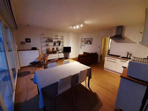 Kitchen or kitchenette, Living room, Seating area, Dining area