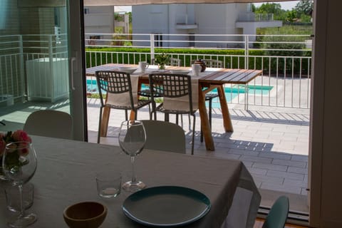 Balcony/Terrace, Seating area, Dining area, Swimming pool