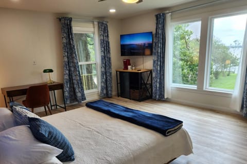 TV and multimedia, Photo of the whole room, Seating area, Bedroom