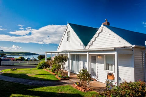 Property building, Spring, Day, Natural landscape, Garden, Garden view, Street view