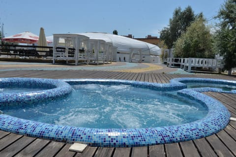 Restaurant/places to eat, Hot Tub, Lounge or bar, On site, Pool view, Area and facilities, Swimming pool