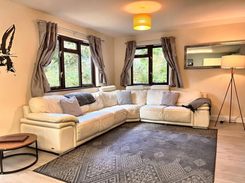 PrancingHare Lodge-Woodland Lodges-Pembrokshire Chalet in Wales