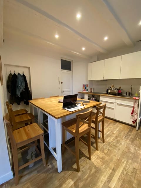 Kitchen or kitchenette, Dining area