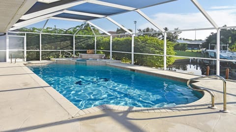 Villa Su Casa - Enjoy The Large Pool Area Chalet in Cape Coral