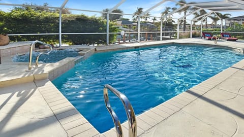Villa Su Casa - Enjoy The Large Pool Area Villa in Cape Coral
