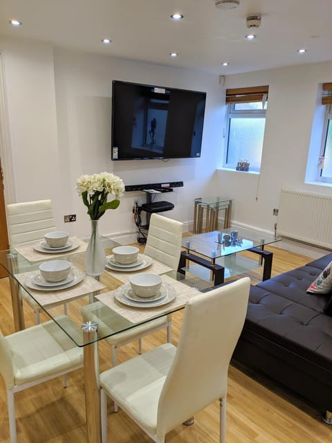 Spacious 2-bed apartment in central Kingston near Richmond Park Condo in Kingston upon Thames
