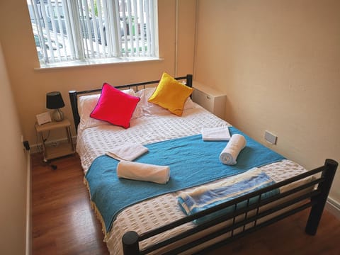 J BOOK NOW, Spacious 5 Bed Sleeps 9 Long Stays Workers & Families by Your Night Inn Group House in Wolverhampton