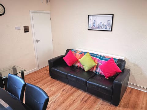 J BOOK NOW, Spacious 5 Bed Sleeps 9 Long Stays Workers & Families by Your Night Inn Group House in Wolverhampton