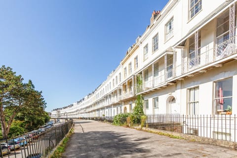 Elegant Period Clifton Balcony Apt - Simplycheckin Apartment in Bristol