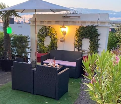 DERNIER ETAGE TERRASSE Pte St Coud Apartment in Paris