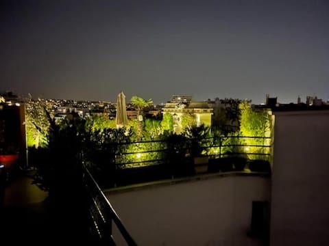 DERNIER ETAGE TERRASSE Pte St Coud Apartment in Paris