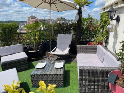 DERNIER ETAGE TERRASSE Pte St Coud Apartment in Paris