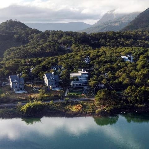 Property building, Day, Natural landscape, Bird's eye view, Lake view, Mountain view