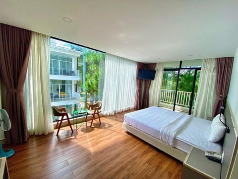 Bed, View (from property/room), Balcony/Terrace, Photo of the whole room, Bedroom