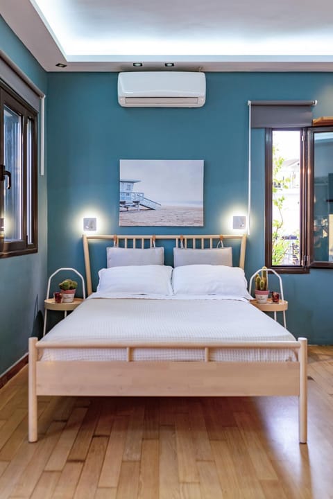 Bed, Decorative detail, Decorative detail