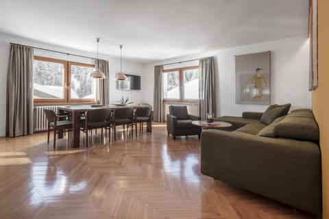 Restaurant/places to eat, Communal lounge/ TV room, Bed, Library, Library, On-site shops, TV and multimedia, Coffee/tea facilities, Living room, Seating area, Dining area, Mountain view, Family