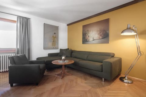 Patio, Library, TV and multimedia, Living room, Decorative detail, Seating area, Dining area, Mountain view, Family