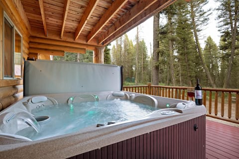 Lodgepole Lookout by KABINO Hot Tub Garage Foosball Fire Pit Theater Room U-Shaped Driveway Haus in Idaho