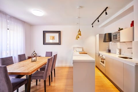 Kitchen or kitchenette, Dining area