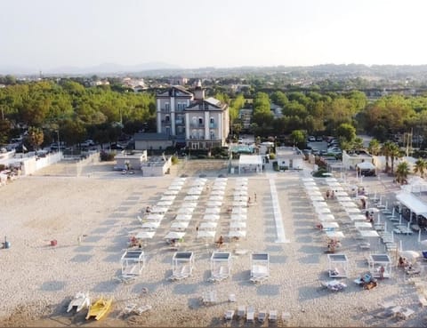 Hotel Liberty Beach - Parking & Beach included Hôtel in Riccione