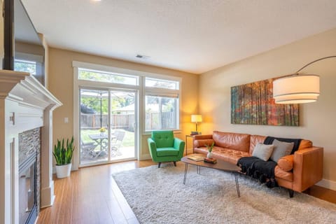 Modern home, Four bedrooms, King Beds Villa in Tigard