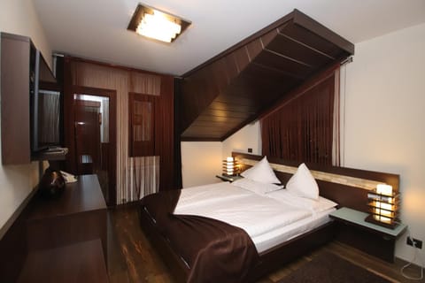 Bed, TV and multimedia, Bedroom