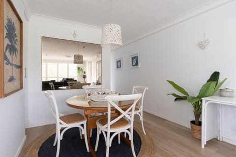 Beachy, Bright, and the Best Location on the GC! Copropriété in Burleigh Heads
