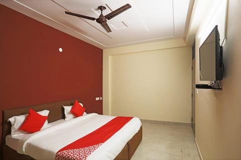 OYO Hotel 2 Yaars Near Ghitorni Metro Station Hotel in New Delhi