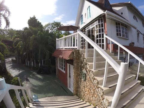 Property building, Facade/entrance, Day, Bird's eye view, Mountain view, Street view