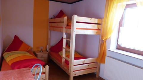 Bedroom, bunk bed