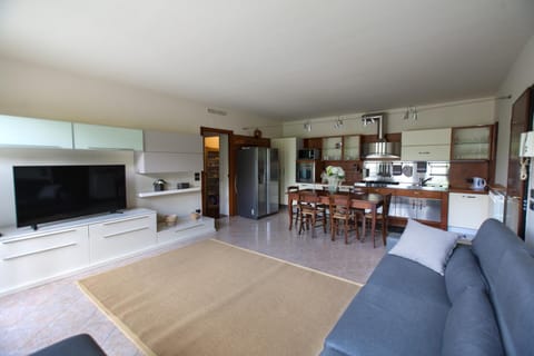 Living room, Dining area, Communal kitchen