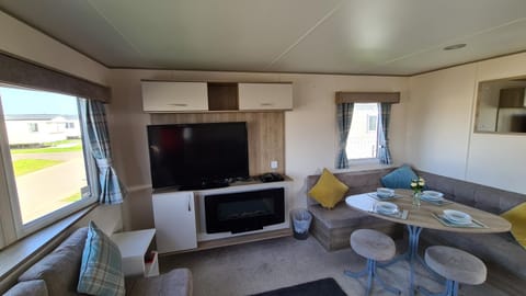 Luxury 2019 8 berth Caravan with Hot Tub @ Tattershall Lakes House in Tattershall
