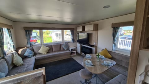 Luxury 2019 8 berth Caravan with Hot Tub @ Tattershall Lakes Haus in Tattershall