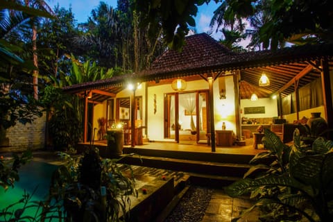 Private Villa with nature atmosphere by Pondok Dino Villa in Abiansemal