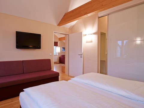 Bed, TV and multimedia, Photo of the whole room, Bedroom