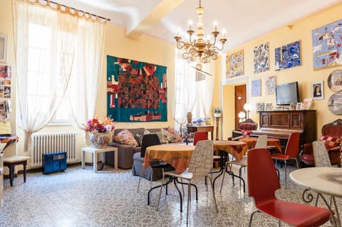 Restaurant/places to eat, Living room, Lounge or bar