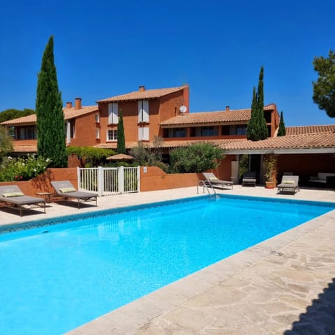 Castillon Des Baux Hotel in Arles